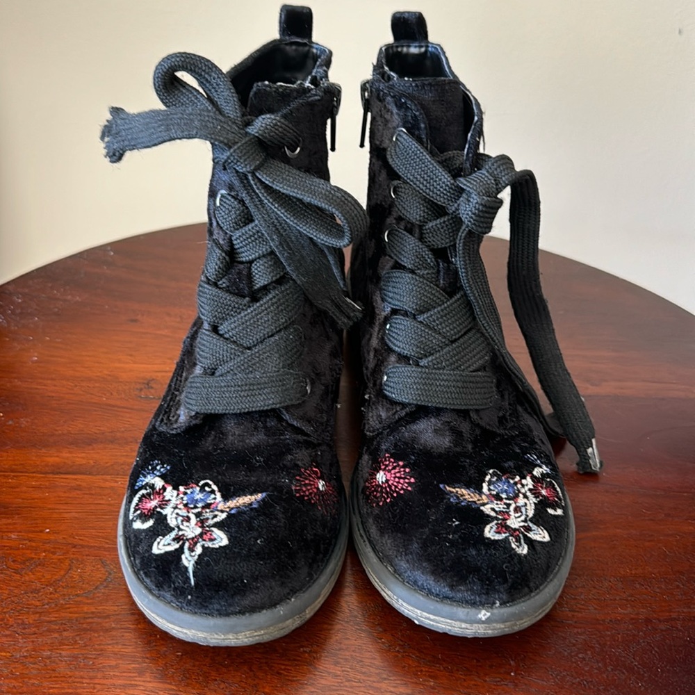 Trendy black Kid ankle boots